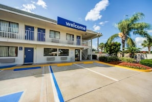 Exterior - 1 Full Bed | Micfridge (Tampa)