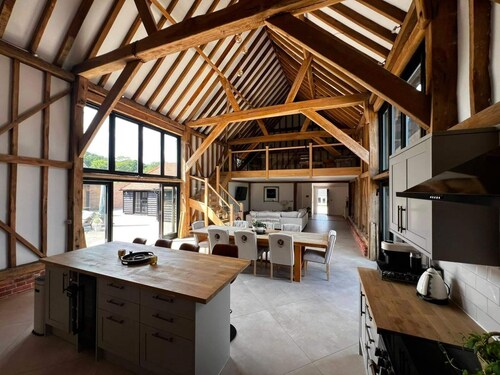 Barn - Sleeps 12 - Hot Tub - Parking