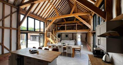 Barn - Sleeps 12 - Hot Tub - Parking