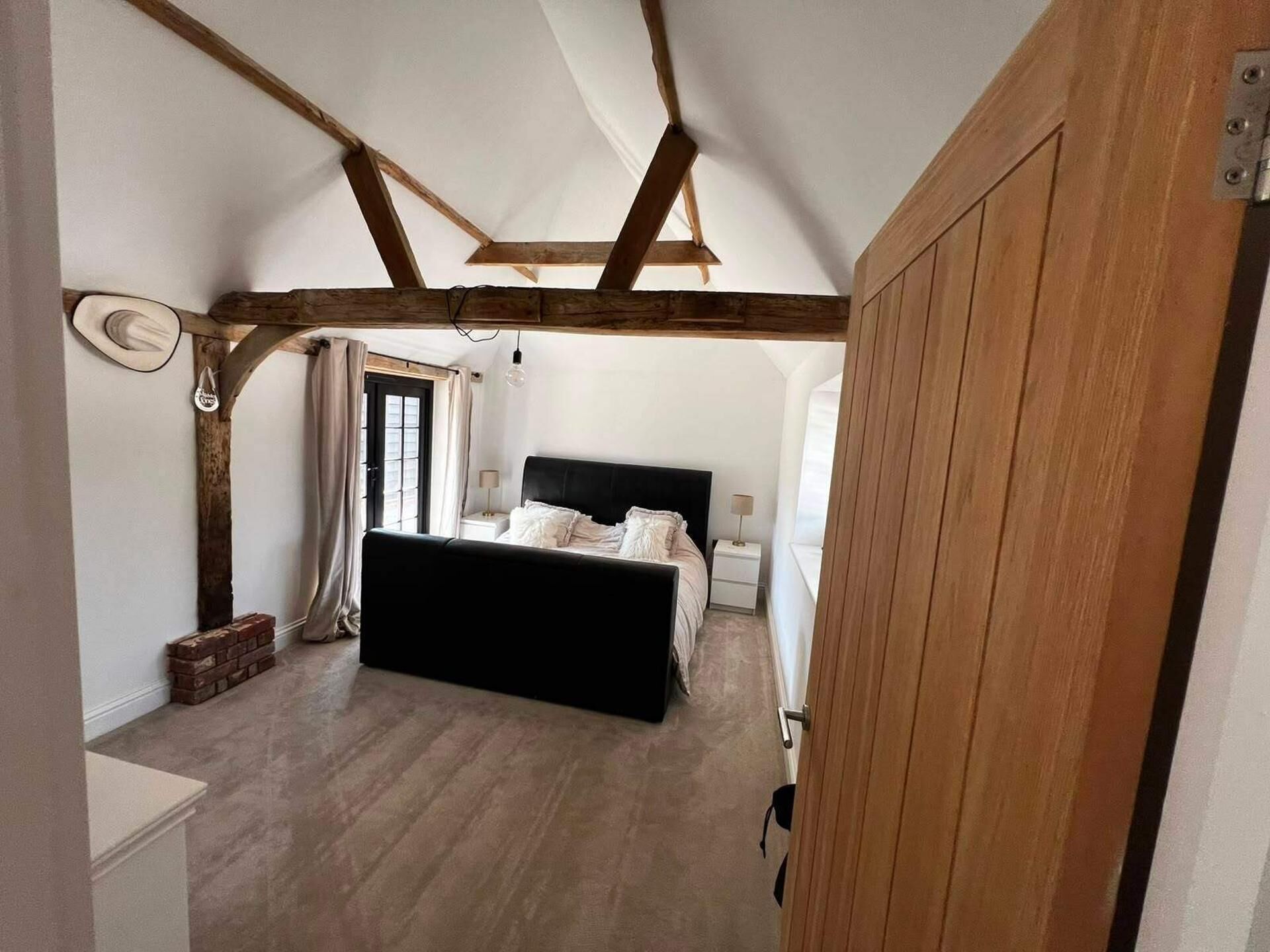4 bedrooms, iron/ironing board, WiFi (free), bed sheets