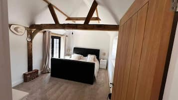 4 bedrooms, iron/ironing board, WiFi (free), bed sheets