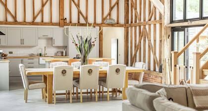 Barn - Sleeps 10 - Hot Tub - Parking
