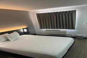 Free WiFi - ADA Queen Bed|RI Shower (Tampa)