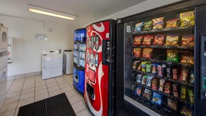 Zona de máquinas expendedoras con snacks y una máquina de Pepsi.
