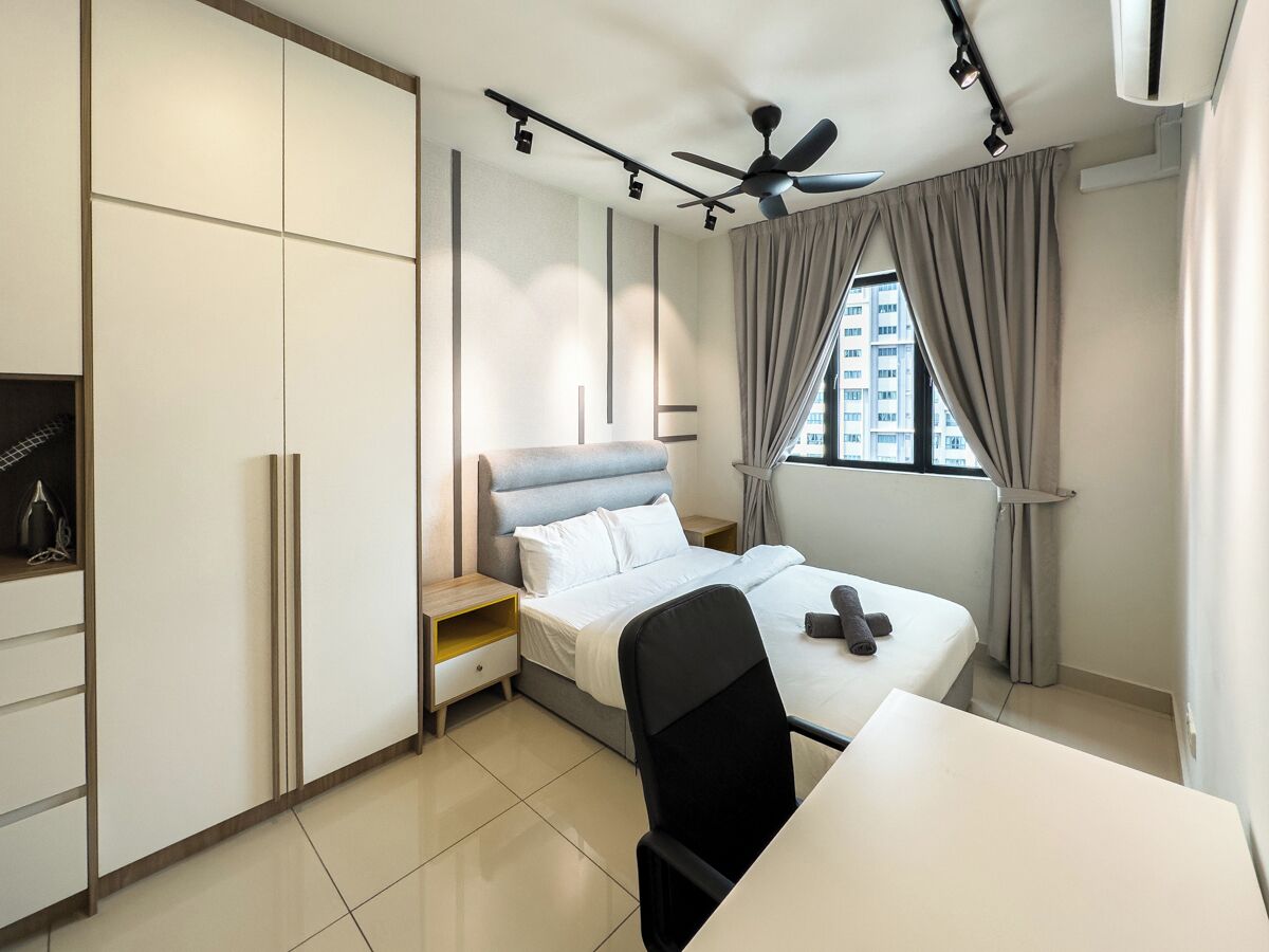 Un dormitorio moderno con cama, escritorio, silla, armario y ventilador de techo.
