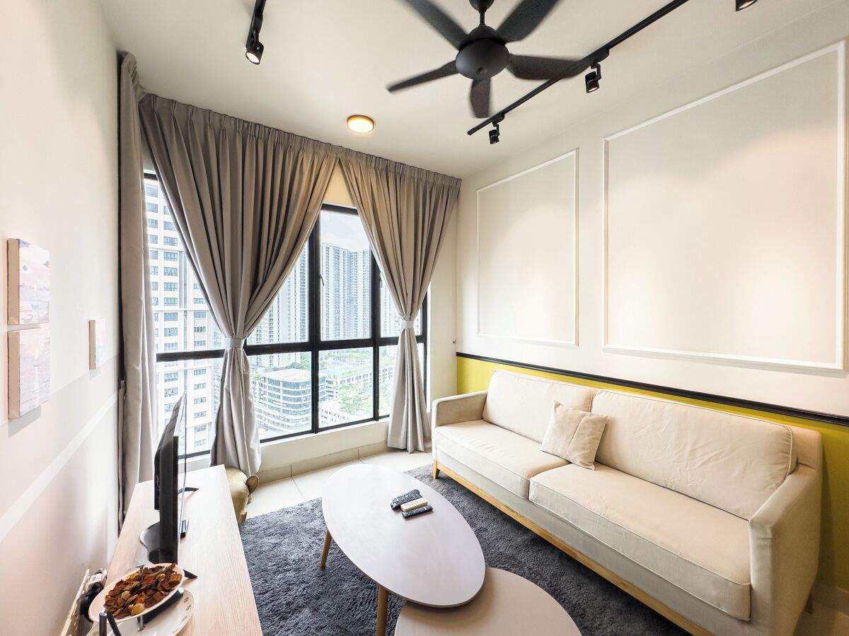 Classic Apartment, 3 Bedrooms, Kitchen, City View | Living area