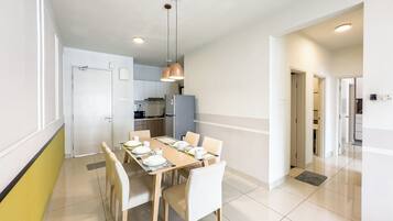 Classic Apartment, 3 Bedrooms, Kitchen, City View | Dining