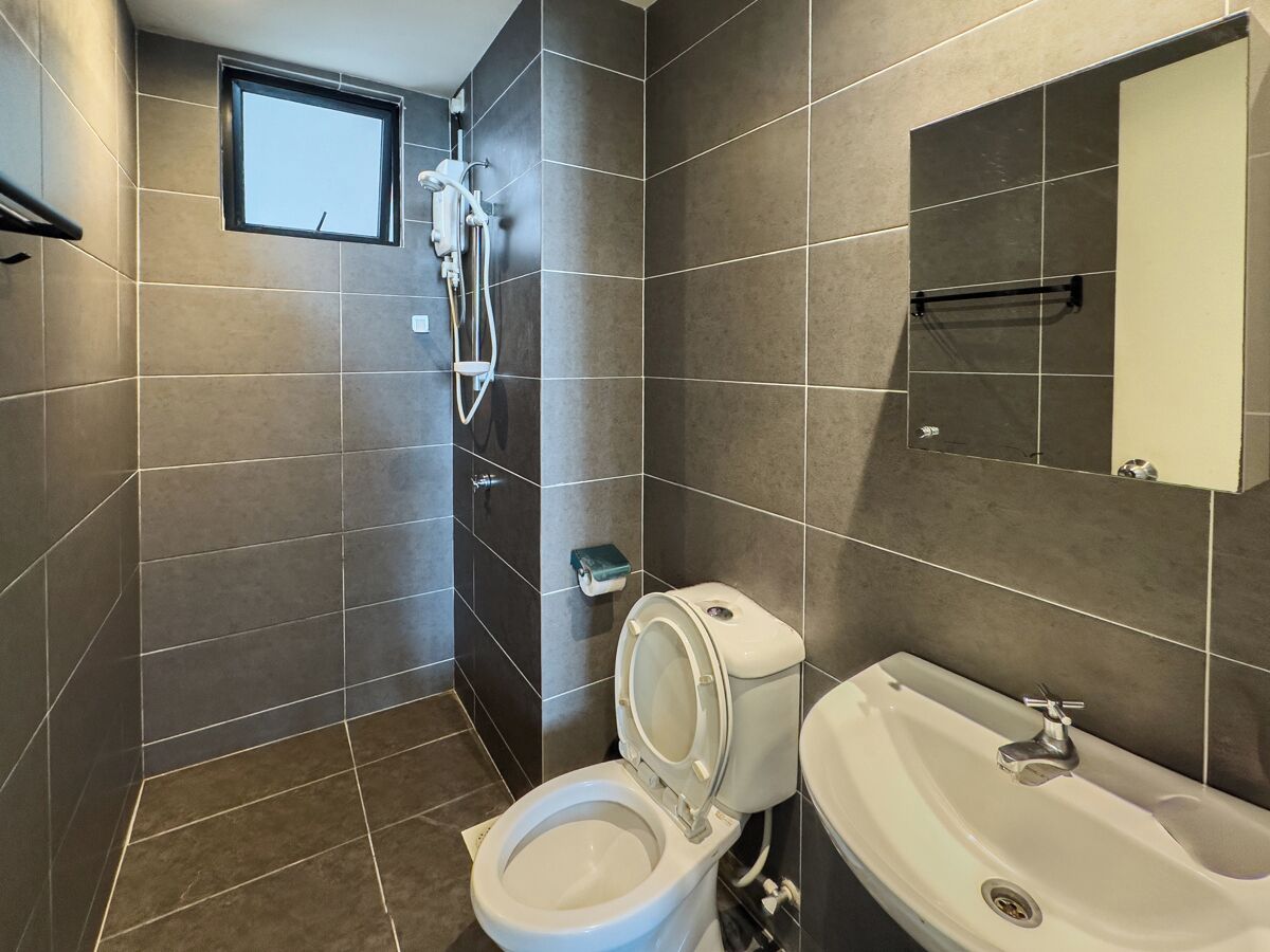 Classic Apartment, 3 Bedrooms, Kitchen, City View | Bathroom | Hair dryer, towels, soap, shampoo