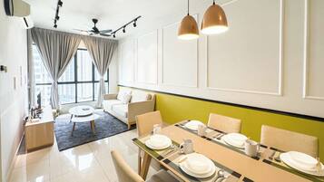 Apartemen Klasik, 3 kamar tidur, dapur, pemandangan kota | Tempat makan