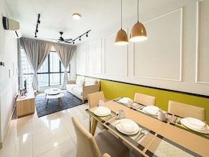 Apartemen Klasik, 3 kamar tidur, dapur, pemandangan kota | Tempat makan