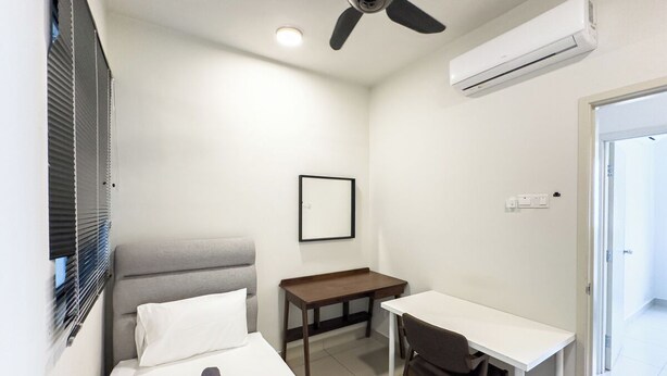 Klassiek appartement, 3 slaapkamers, keuken, uitzicht op de stad | Een bureau, een strijkplank/strijkijzer, gratis wifi