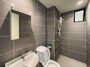 Apartemen Klasik, 3 kamar tidur, dapur, pemandangan kota | Kamar mandi | Pengering rambut, handuk, sabun, dan sampo