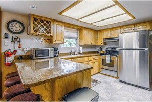 Coffee/tea maker, fridge, microwave, oven - Mountain Views - Hot Tub - Dog Run - Sleeps 6 (Ruidoso)