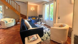 A living room with a sofa set, a chair, a coffee table, and a staircase. - Pichilemu - Private Beach - Trouville-sur-Mer (Trouville-sur-Mer)