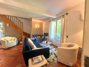 A living room with a sofa set, a chair, a coffee table, and a staircase. - Pichilemu - Private Beach - Trouville-sur-Mer (Trouville-sur-Mer)