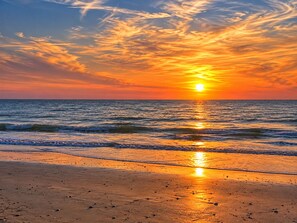 A beach with waves and a sunset. - Pichilemu - Beach Access - Trouville-sur-Mer (Trouville-sur-Mer)