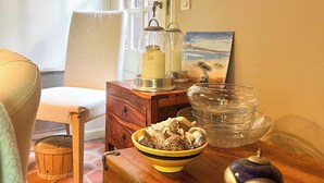 A room with a wooden table, a chair, a window with curtains, and a door. - Pichilemu - Private Beach - Trouville-sur-Mer (Trouville-sur-Mer)