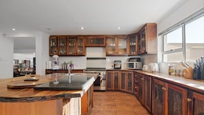 Private kitchen - Spacious 5 Bedroom family Home, with a garden and braai facilities (Cape Town)