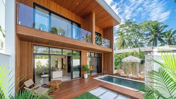 Una piscina al aire libre