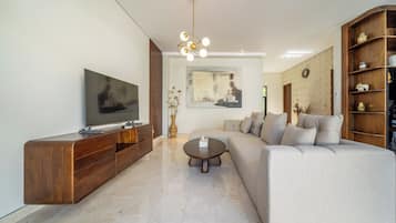 Villa Premium, 2 habitaciones, piscina privada | Zona de estar | Smart TV de 50 pulgadas con canales digitales