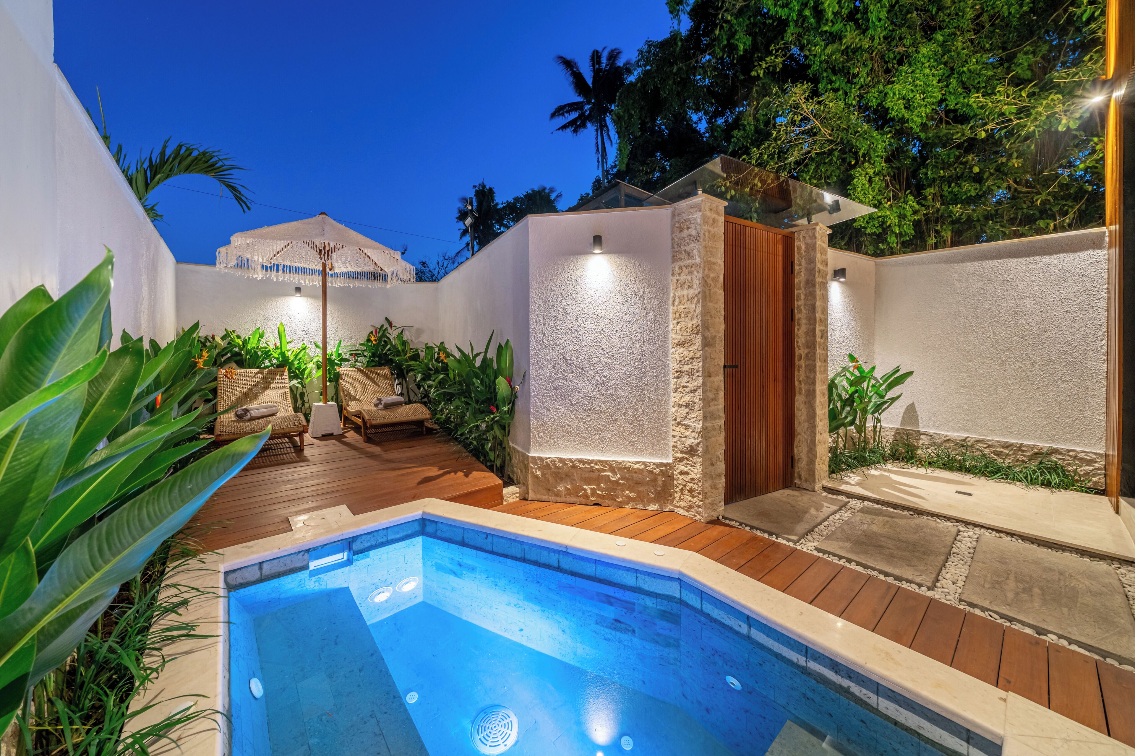 Una piscina al aire libre