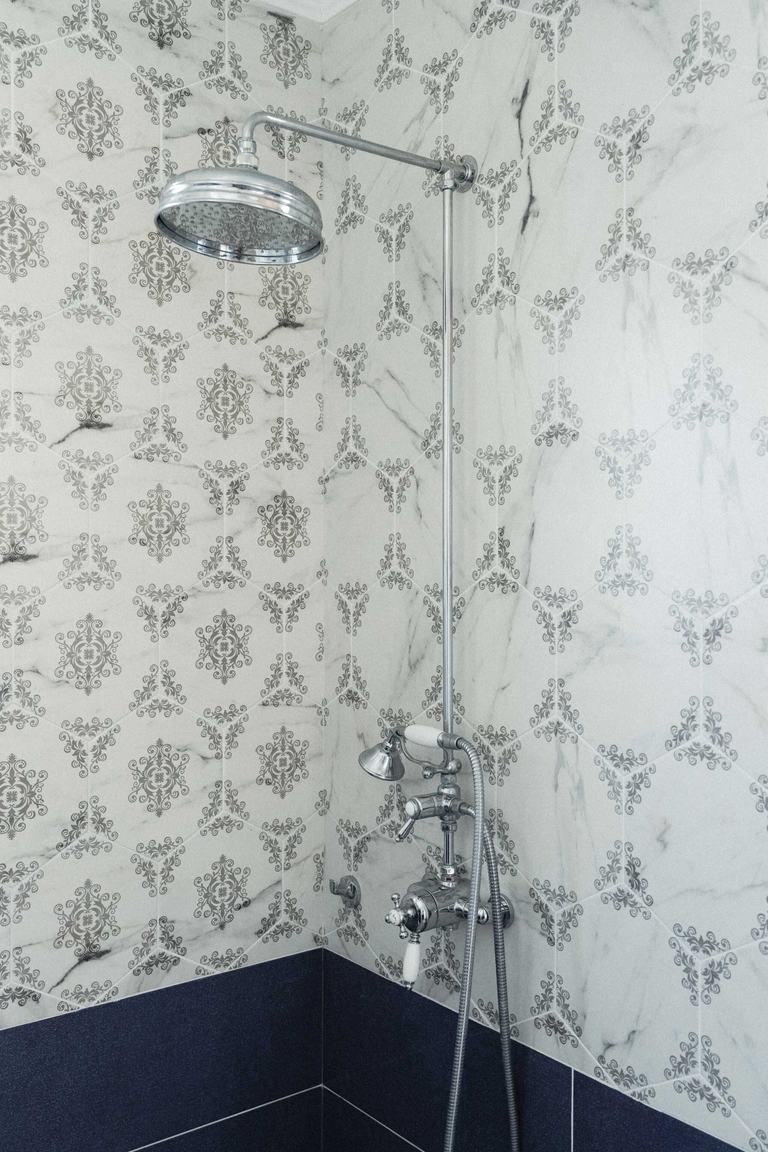 Douche, sèche-cheveux, serviettes fournies, shampoing