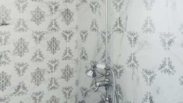 Douche, sèche-cheveux, serviettes fournies, shampoing