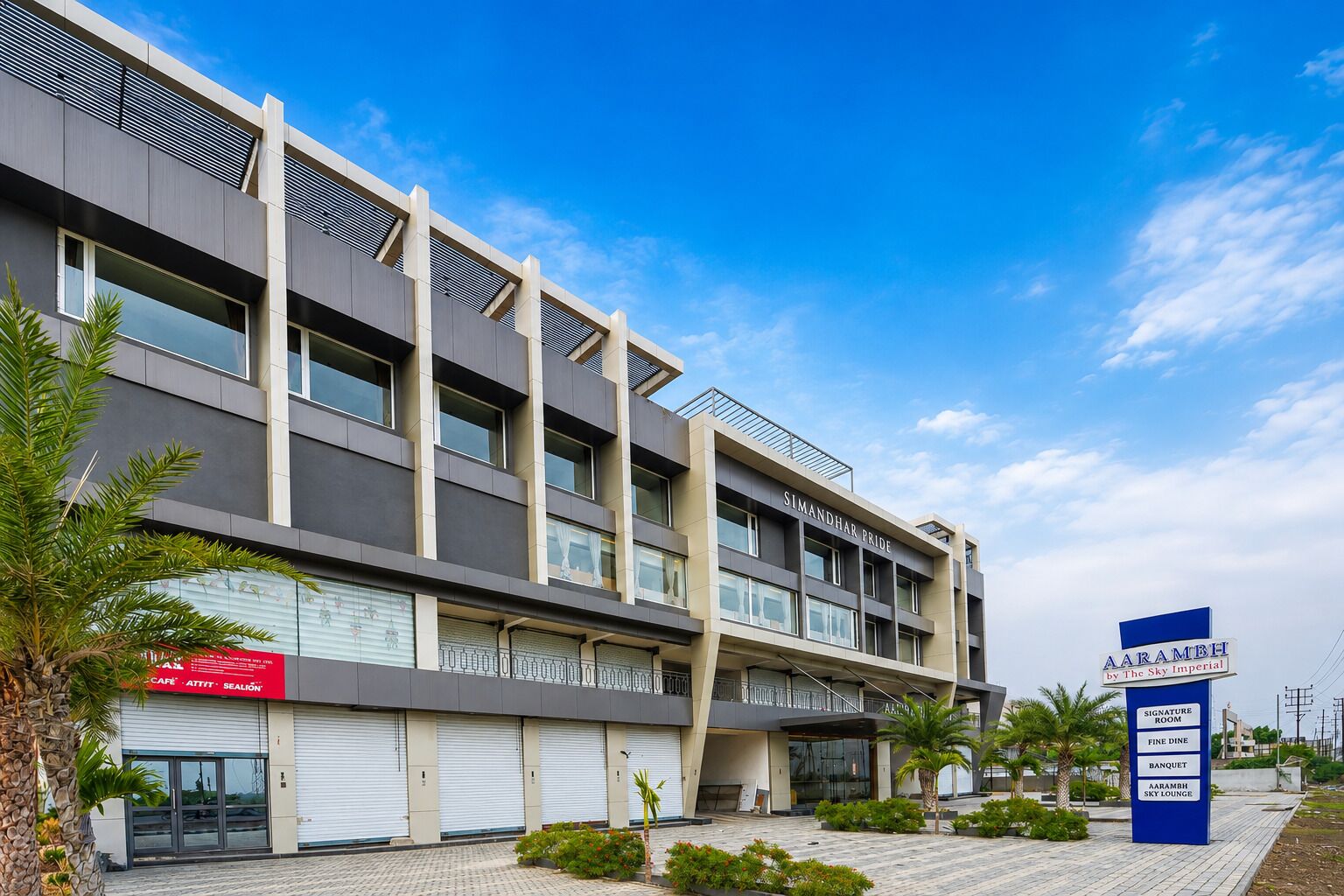 Un bâtiment moderne à plusieurs étages, doté de balcons, et surplombant un ciel dégagé.