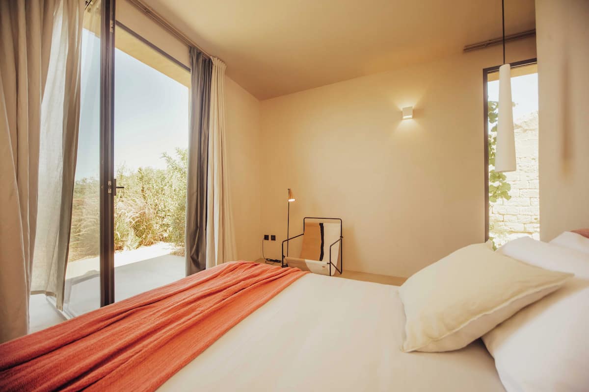Habitación doble superior | Caja de seguridad en la habitación y cortinas blackout