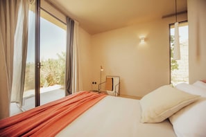 Habitación doble superior | Caja de seguridad en la habitación y cortinas blackout