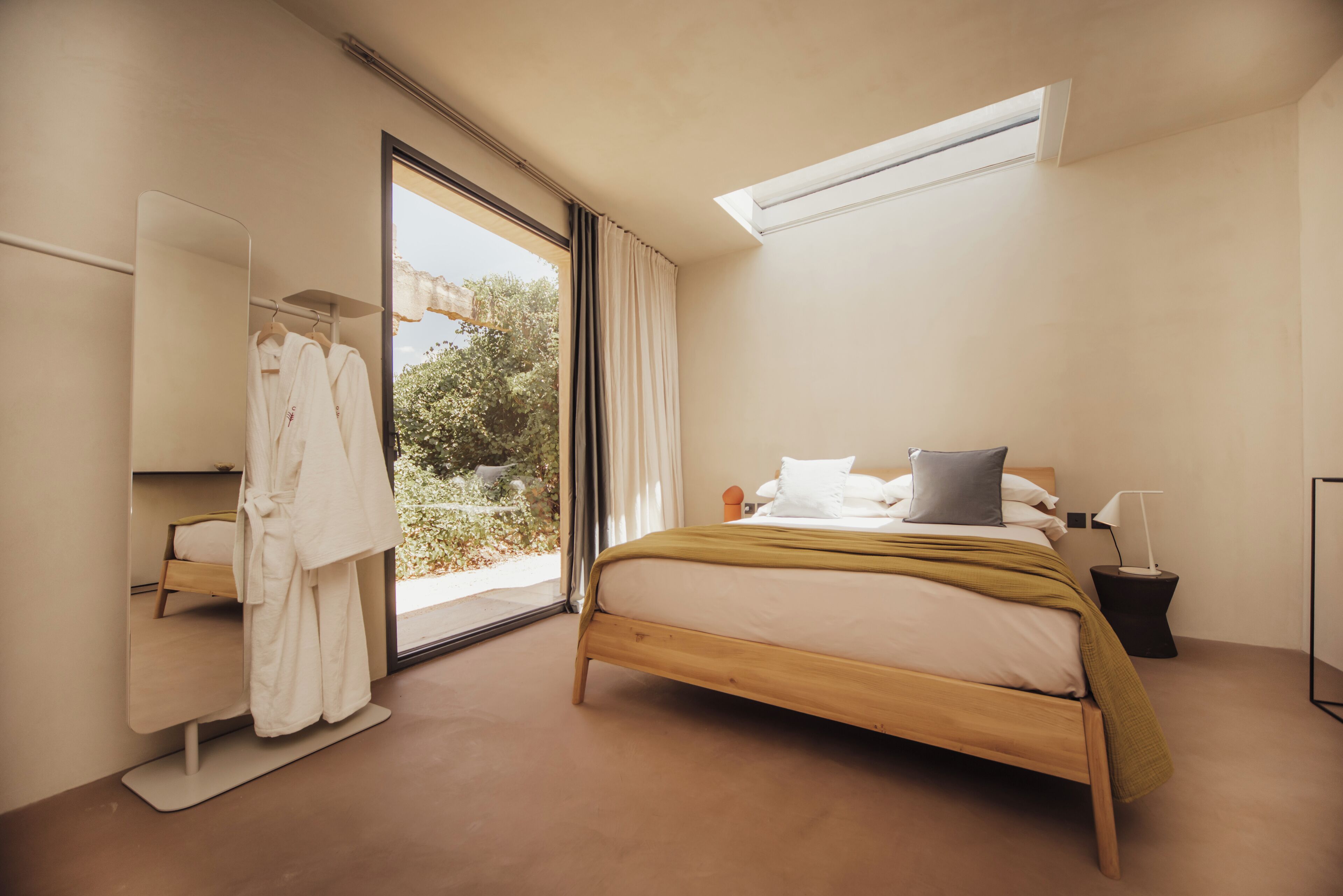 Habitación doble Confort | Caja de seguridad en la habitación y cortinas blackout 