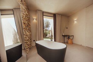 Badezimmer | Dusche, Haartrockner, Hausschuhe, Handtücher