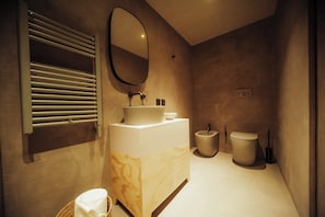 Habitación doble superior | Baño | Regadera, secadora de cabello, pantuflas, toallas
