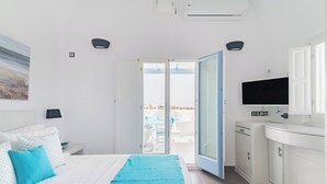 Et hotelværelse med seng, fjernsyn, badeværelse og udsigt ud.