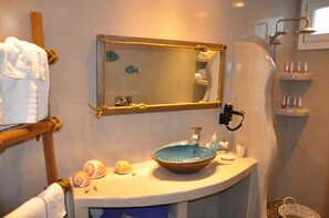 Ducha, secador de pelo, toallas, jabón