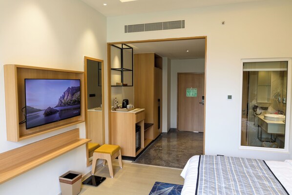 Club Double Room, City View | Egyptian cotton sheets, premium bedding, in-room safe, desk
