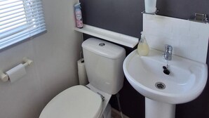 Ducha, secador de pelo y toallas