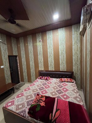 Room - Maheshwari Palace & Hotel  (Ram Nagar)