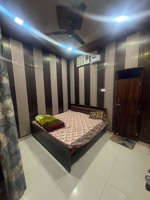 Room - Maheshwari Palace & Hotel  (Ram Nagar)
