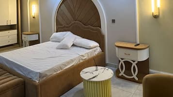 Iron/ironing board, bed sheets