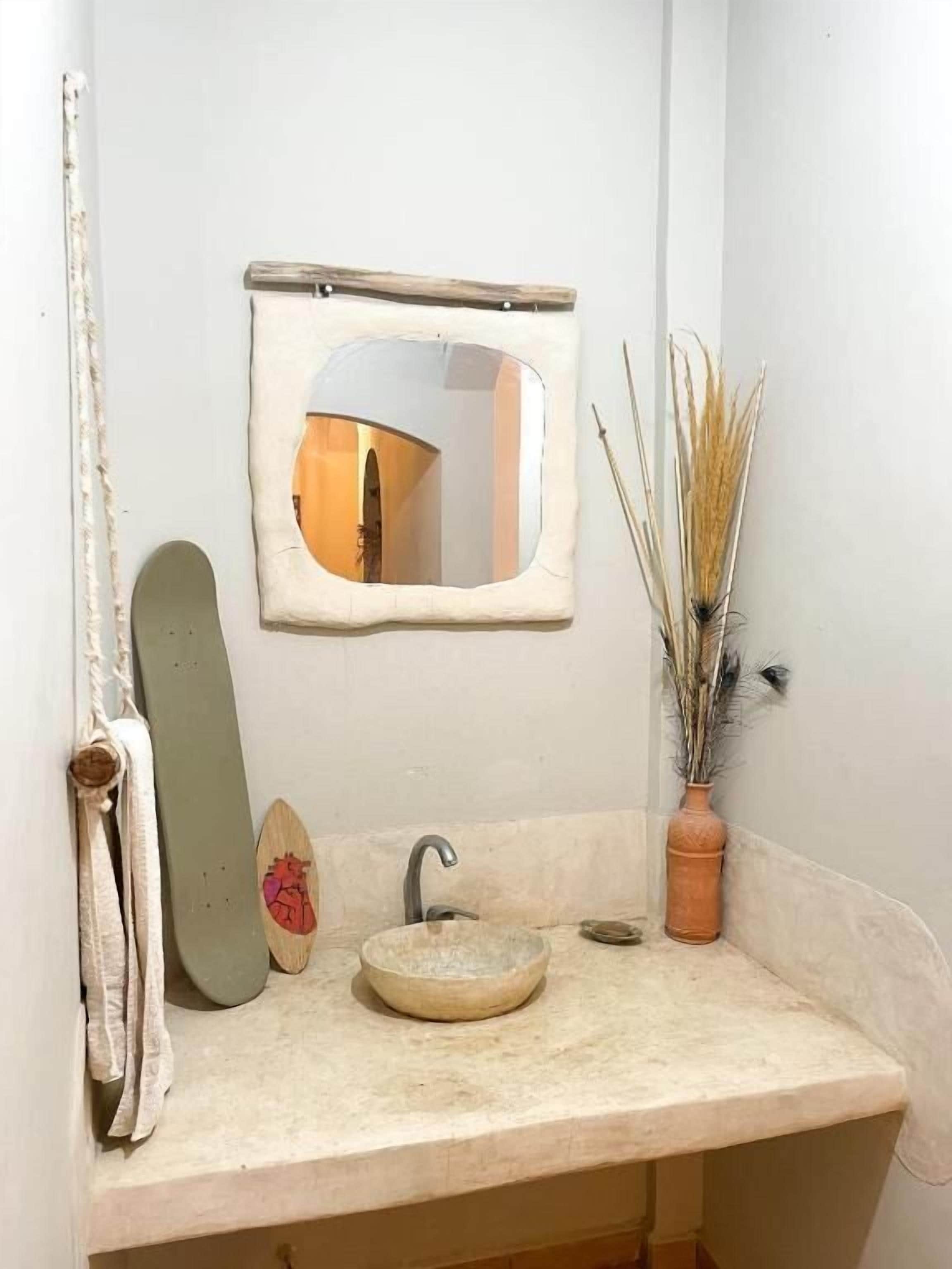 Douche, serviettes fournies, papier toilette