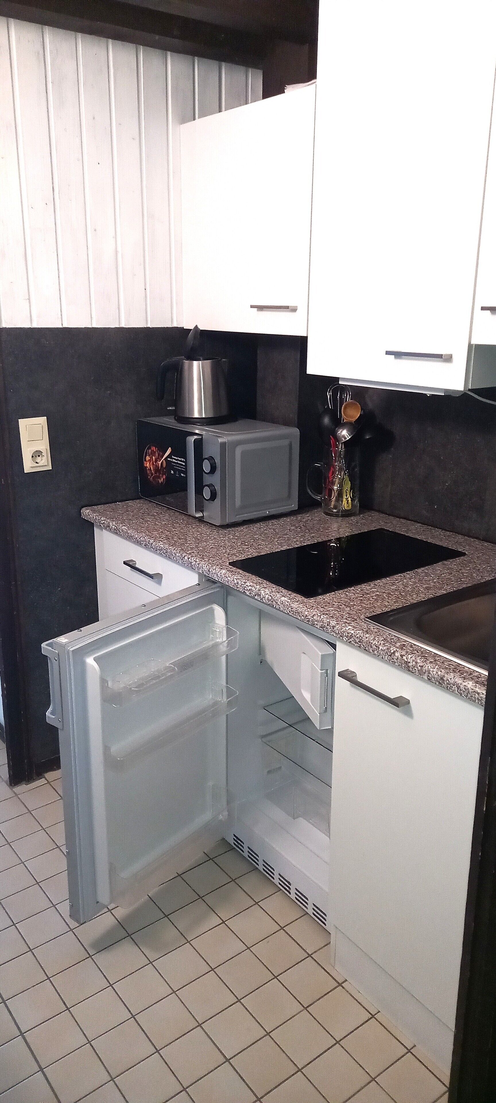 Coffee/tea maker, fridge, microwave, stovetop