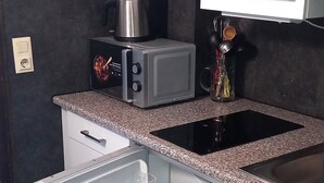 Wasserkocher mit Kaffee-/Teezubehör, Kühlschrank, Mikrowelle, Herdplatte