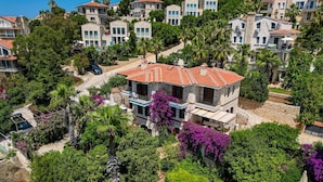 A residential area with multiple houses, a swimming pool, and lush greenery. - Villa Sophia (KAŞ)