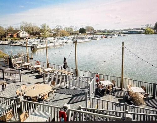 Billing Aquadrome 2-bed Caravan, Sleeps 6, Parking