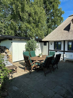 Outdoor dining - Thatched house on Lolland with nature views (Errindlev)