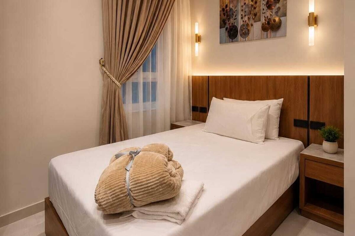 Phòng đơn cơ bản, quang cảnh thành phố | Két bảo mật tại phòng, bàn, khu vực làm việc phù hợp cho laptop