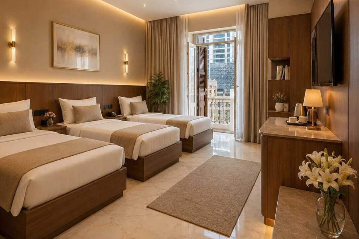 Habitación cuádruple, balcón, vista a la ciudad | Caja de seguridad en la habitación y escritorio