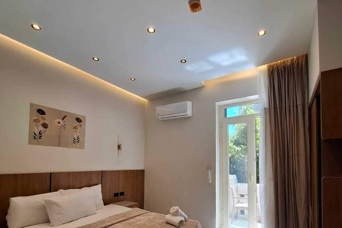 Habitación básica doble, balcón, vista a la ciudad | Caja de seguridad en la habitación y escritorio
