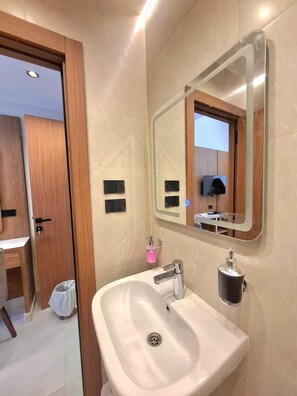 Singola Basic | Bagno | Set di cortesia gratuito, asciugacapelli, pantofole, asciugamani